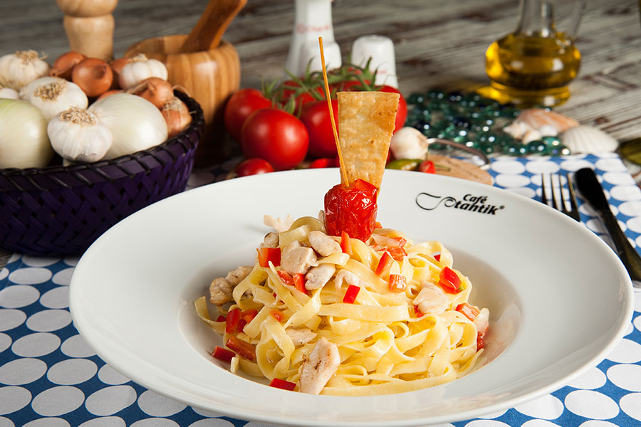 Chicken Fettuccine with Roasted Pepper